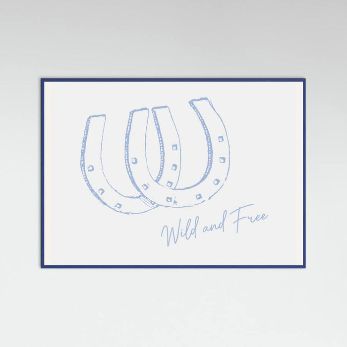 Horseshoe Wild and Free Blue Poster – plakat og kunsttryk