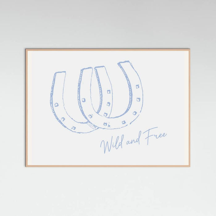 Horseshoe Wild and Free Blue Poster – plakat og kunsttryk