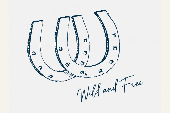 Plakat Horseshoe Wild and Free Navy Blue – plakat i druk artystyczny