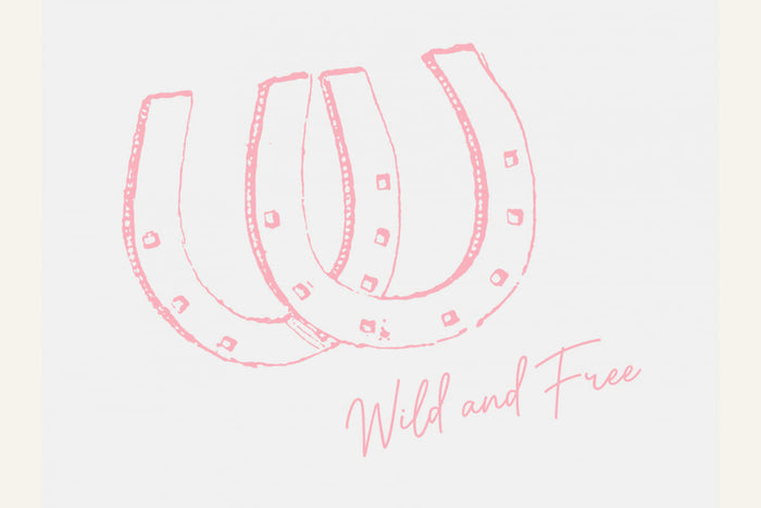 Horseshoe Wild and Free Pink Poster – plakat og kunsttryk