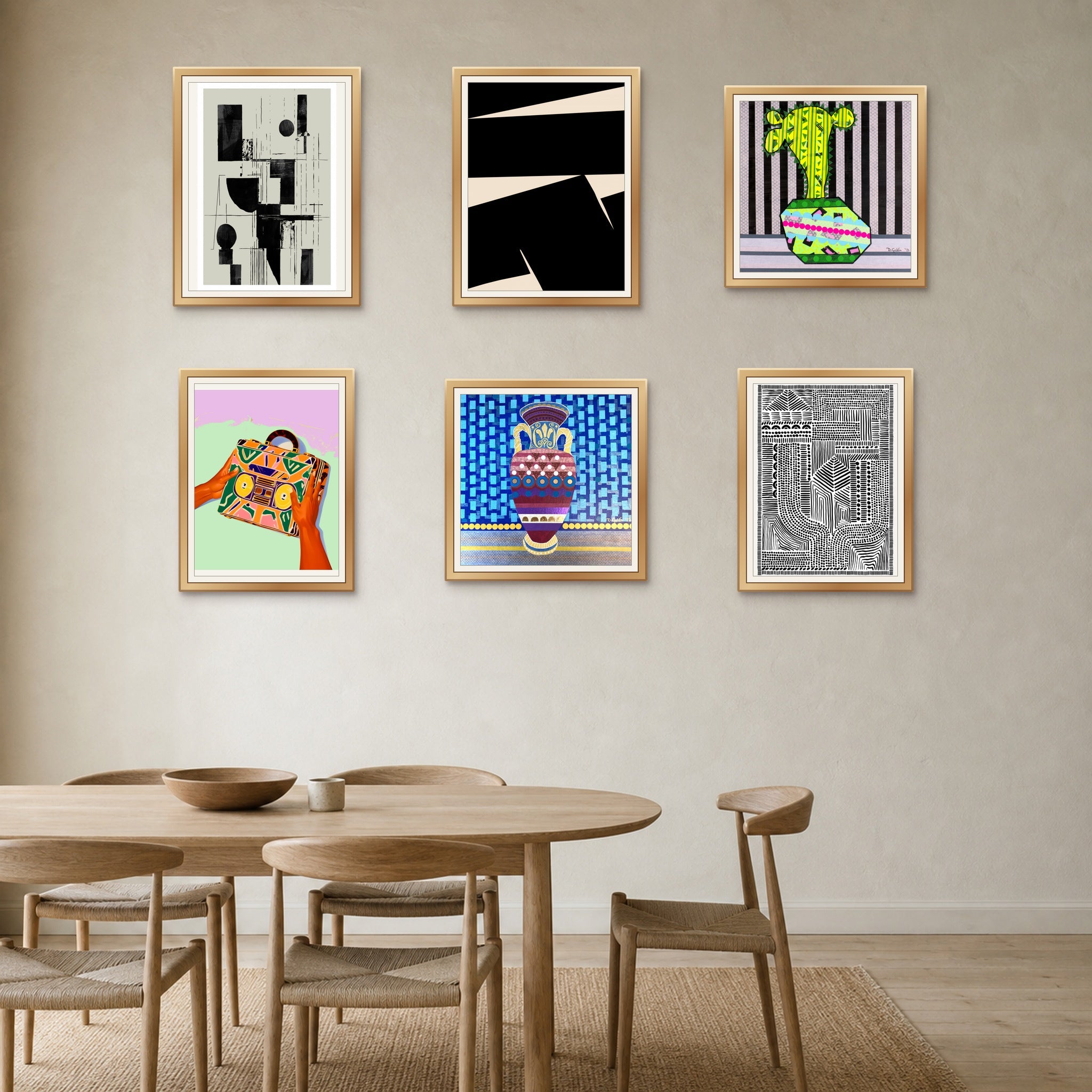 Mur de cadres au salon : créer calme, rythme et équilibre
