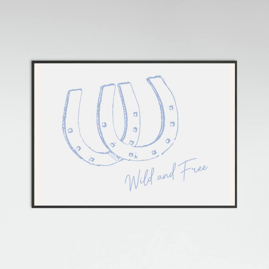 Horseshoe Wild and Free Blue Poster – plakat og kunsttryk