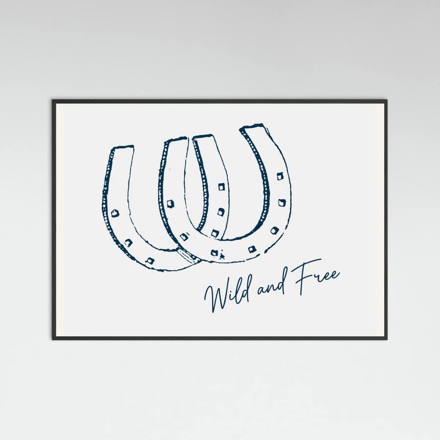 Plakat Horseshoe Wild and Free Navy Blue – plakat i druk artystyczny