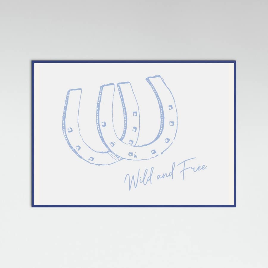 Horseshoe Wild and Free Blue Poster – plakat og kunsttryk