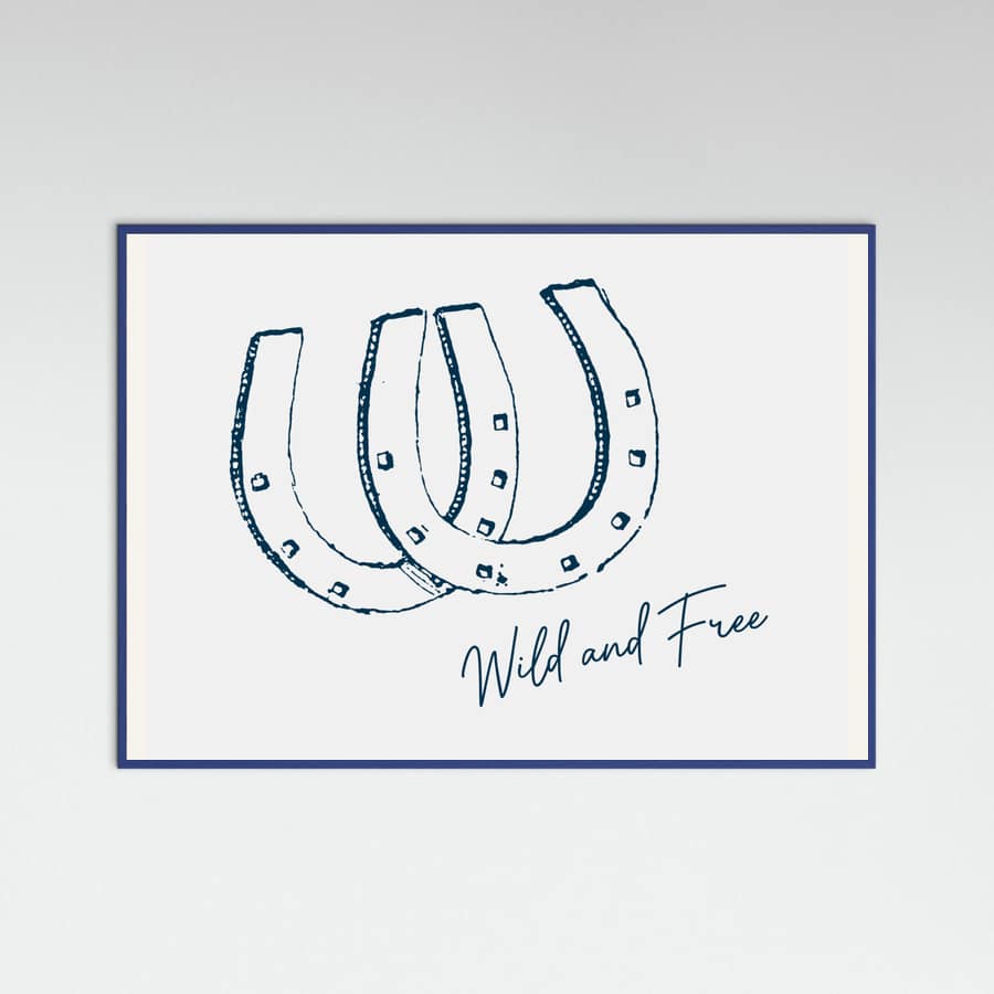 Plakat Horseshoe Wild and Free Navy Blue – plakat i druk artystyczny