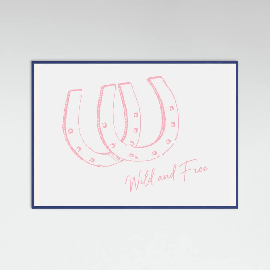 Horseshoe Wild and Free Pink Poster – plakat og kunsttryk