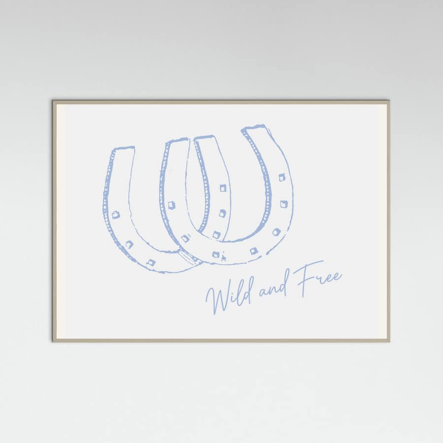 Horseshoe Wild and Free Blue Poster – plakat og kunsttryk