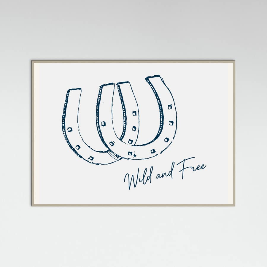 Plakat Horseshoe Wild and Free Navy Blue – plakat i druk artystyczny