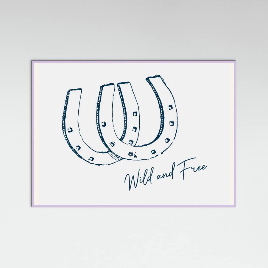 Plakat Horseshoe Wild and Free Navy Blue – plakat i druk artystyczny