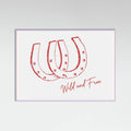 Horseshoe Wild and Free Red Poster – plakat og kunsttryk