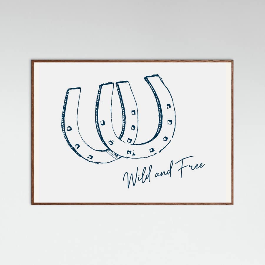 Plakat Horseshoe Wild and Free Navy Blue – plakat i druk artystyczny