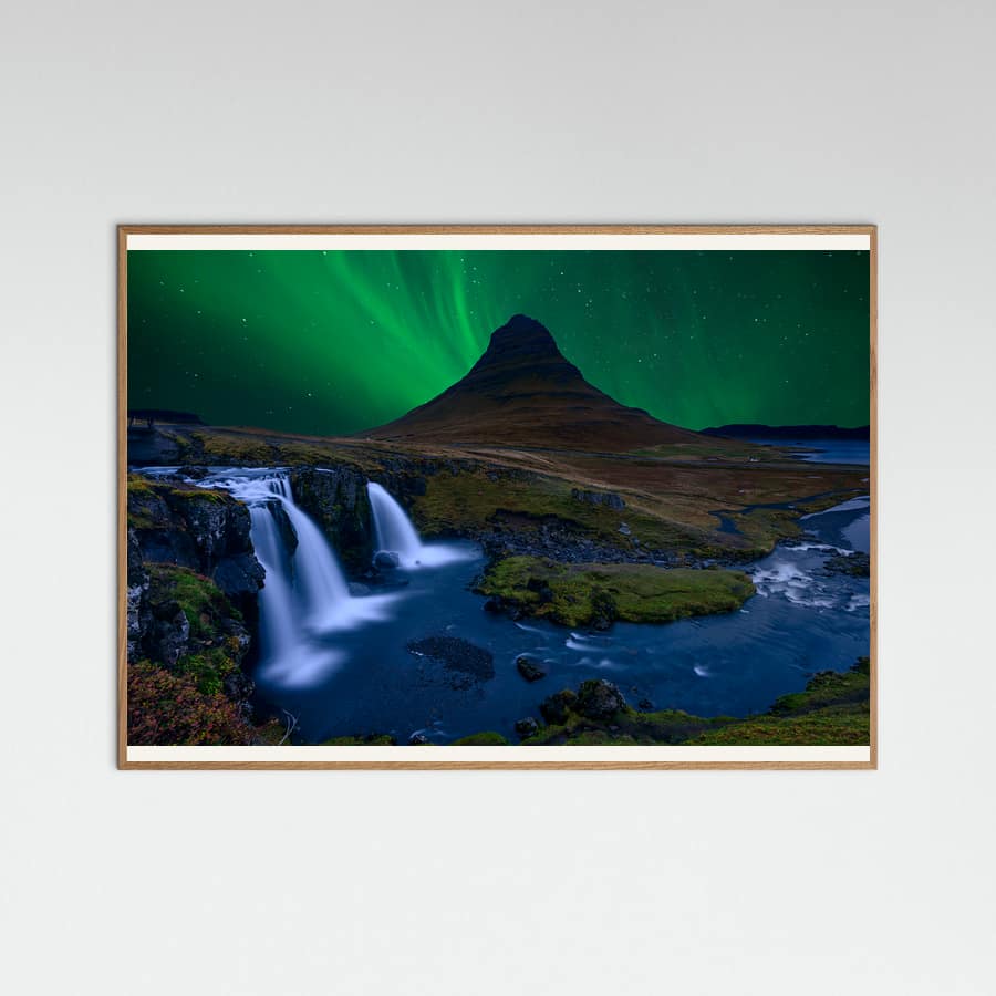 Kirkjufell...   Under a boreal green sky -juliste – juliste ja taidepainatus