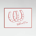 Horseshoe Wild and Free Red Poster – plakat og kunsttryk