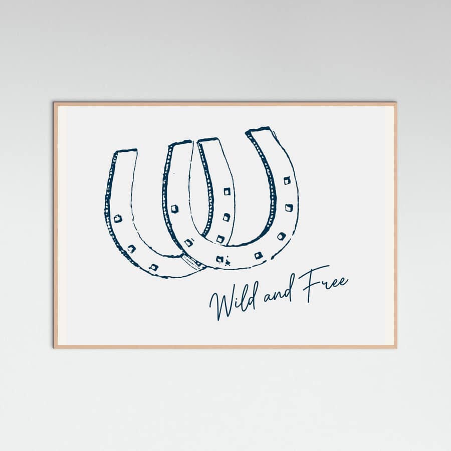 Plakat Horseshoe Wild and Free Navy Blue – plakat i druk artystyczny