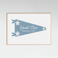 Yacht Club Blue Pennant Poster – plakat og kunsttryk