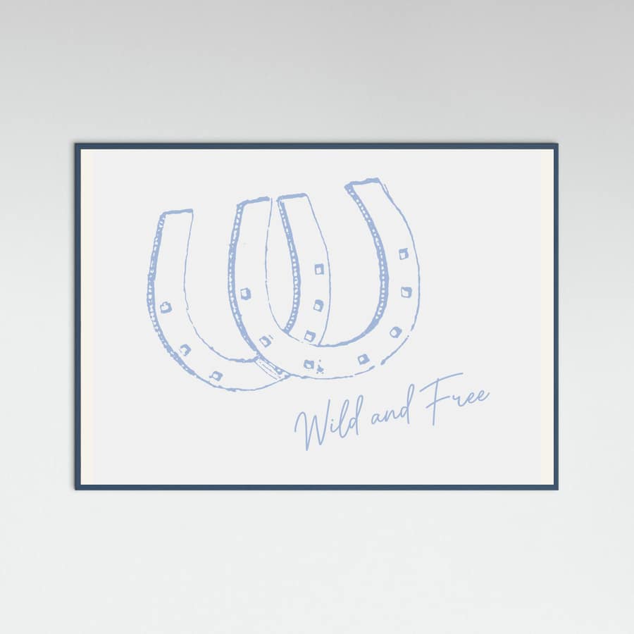 Horseshoe Wild and Free Blue Poster – plakat og kunsttryk