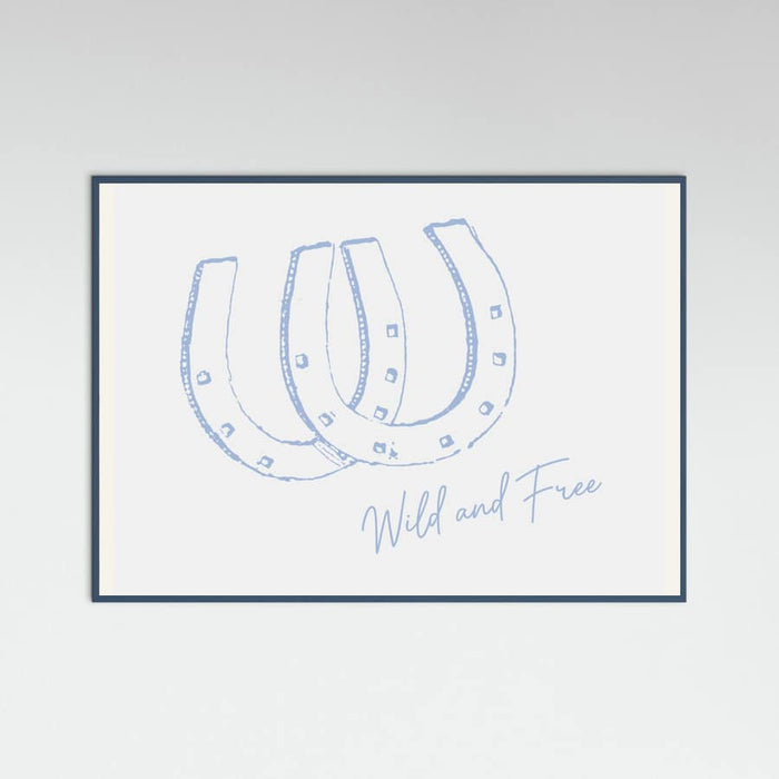 Horseshoe Wild and Free Blue Poster – plakat og kunsttryk