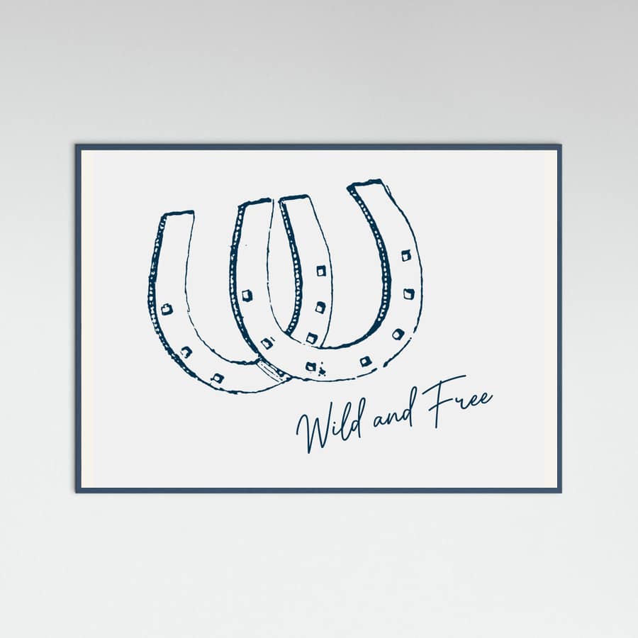 Plakat Horseshoe Wild and Free Navy Blue – plakat i druk artystyczny