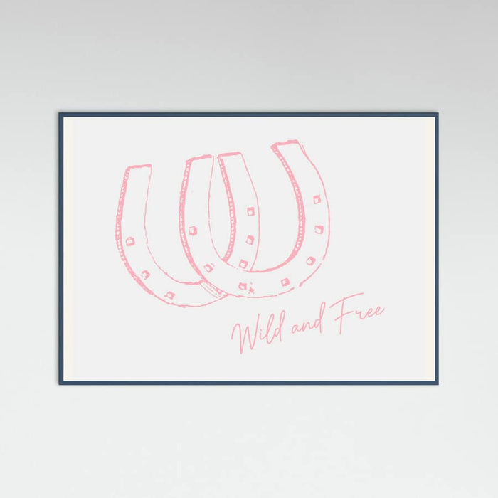 Horseshoe Wild and Free Pink Poster – plakat og kunsttryk