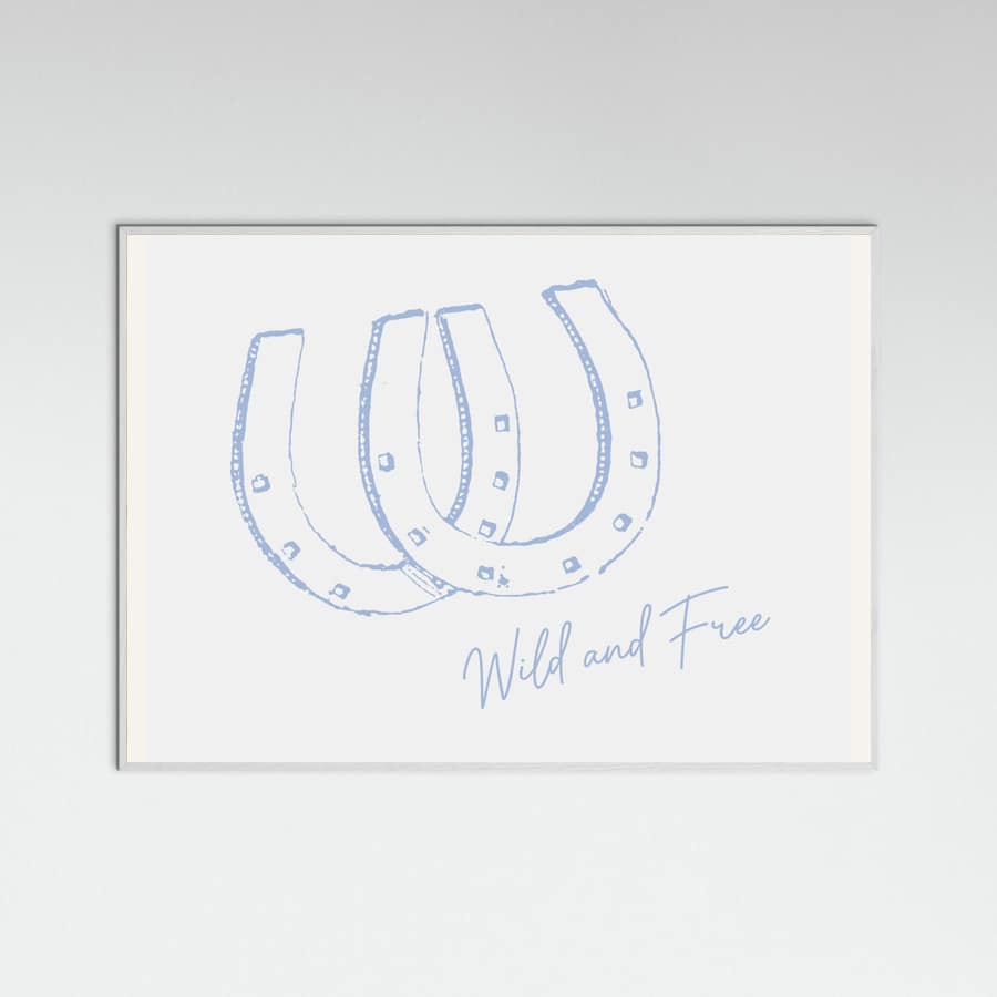 Horseshoe Wild and Free Blue Poster – plakat og kunsttryk