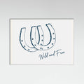 Plakat Horseshoe Wild and Free Navy Blue – plakat i druk artystyczny