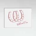Horseshoe Wild and Free Red Poster – plakat og kunsttryk