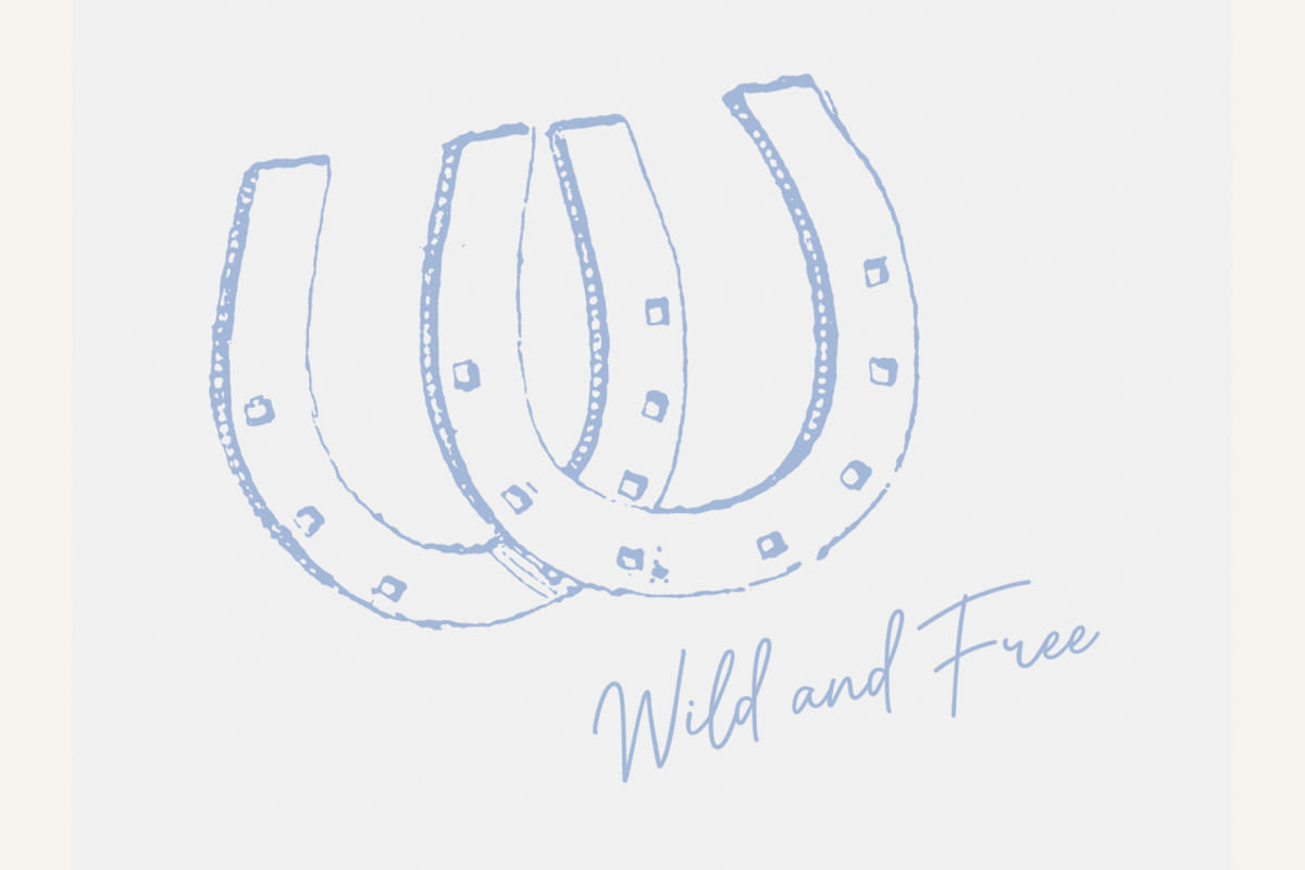 Horseshoe Wild and Free Blue Poster – plakat og kunsttryk