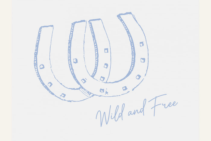 Horseshoe Wild and Free Blue Poster – plakat og kunsttryk